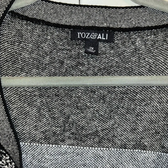 Roz & Ali Black/Gray Open Knit Patterned Cardigan in Women's Size 2X - Picture 3 of 4